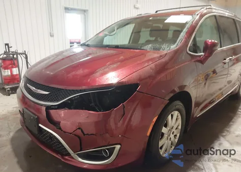 2017 Chrysler Pacifica Touring-L z USA, uszkodzony, nr VIN 2C4RC1BG0HR810051
